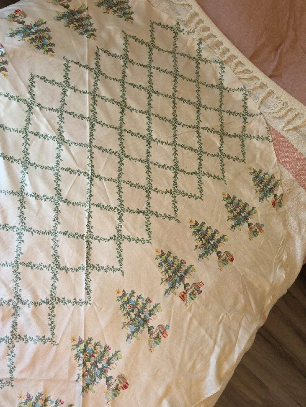 Floral Holiday Tree Printed Tablecloth in Cream Round 68